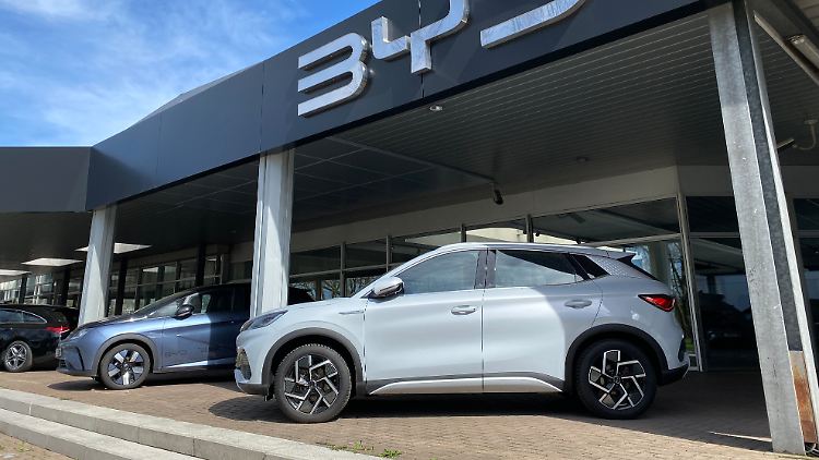 Chinesische E-Autos wie BYD würden nicht verschwinden, Verbraucher müssten durch die Zölle allerdings deutlich mehr zahlen, warnt Experte Dudenhöffer.