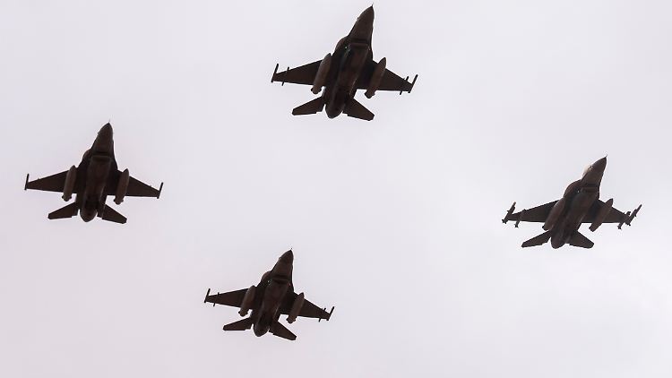 Ukrainische Soldaten werden von den westlichen Partnern in der Nutzung der Jets ausgebildet. 