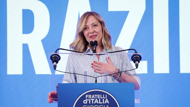 Vor einem großen "Grazie"-Schriftzug zeigte Giorgia Meloni sich am frühen Montagmorgen dankbar.