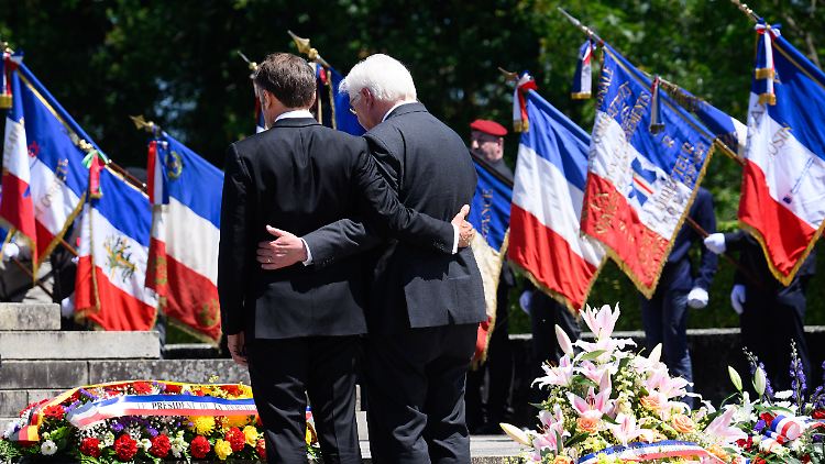 Ein Zeichen der Versöhnung zwischen Frankreichs Präsident Macron und dem deutschen Bundespräsidenten Steinmeier. 
