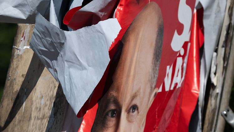 Ein zerstörtes Wahlplakat in Frankfurt am Main.