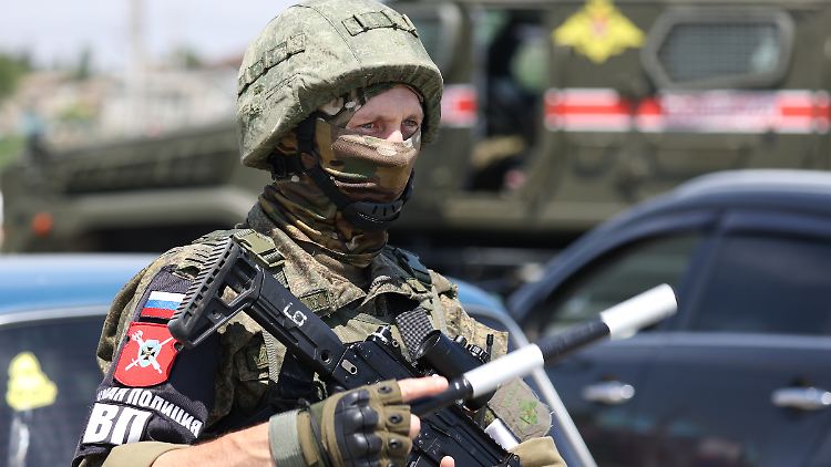 Wenn russische Soldaten in eine Verkehrskontrolle geraten, drohen ihnen bei Vergehen zunächst nicht die gleichen Strafen wie Zivilisten. 