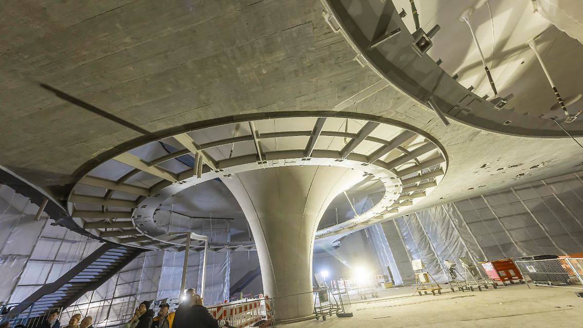 Eigentlich sollte der neue Bahnhof Ende 2025 eröffnet werden. Hier schauen sich Besucher die Baustelle an.