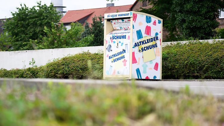 Nach bisherigen Polizeiermittlungen kletterte die Frau am Sonntag durch die Luke in den Altkleidercontainer. Der Container wurde inzwischen sichergestellt, das Bild zeigt einen weiteren Altkleidercontainer direkt daneben,