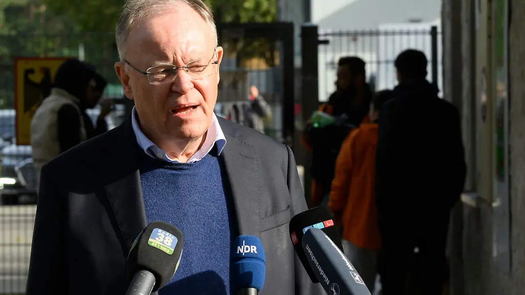 Stephan-Weil-SPD-Ministerpraesident-Niedersachsen-steht-vor-der-Landesaufnahmebehoerde-Niedersachsen-am-Standort-Braunschweig