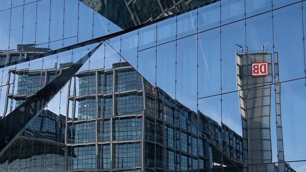 Teile-des-Berliner-Hauptbahnhofes-spiegeln-sich-in-einer-Fassade