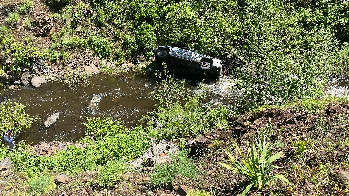 Das Auto stürzte ab, aber der Hund holte Rettung.