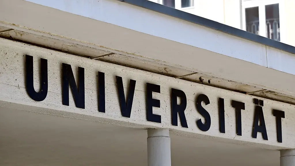 Universitaet-steht-ueber-dem-Eingang-zum-Campus-der-Universitaet-Erfurt