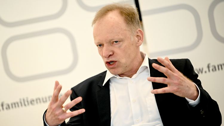 Rechtsextreme Kräfte in der EU können dem IFO-Chef zufolge gemeinsames Handeln in der Verteidigungs-, der Migrations- oder der Handelspolitik untergraben. 