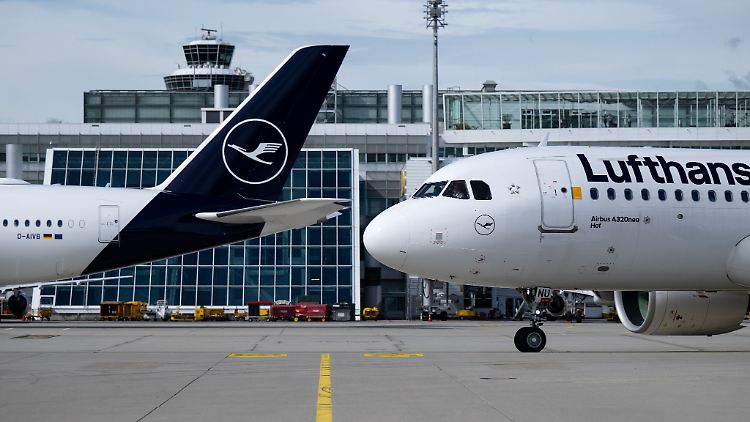 Flugzeuge der Lufthansa stehen am Flughafen München auf dem Rollfeld.