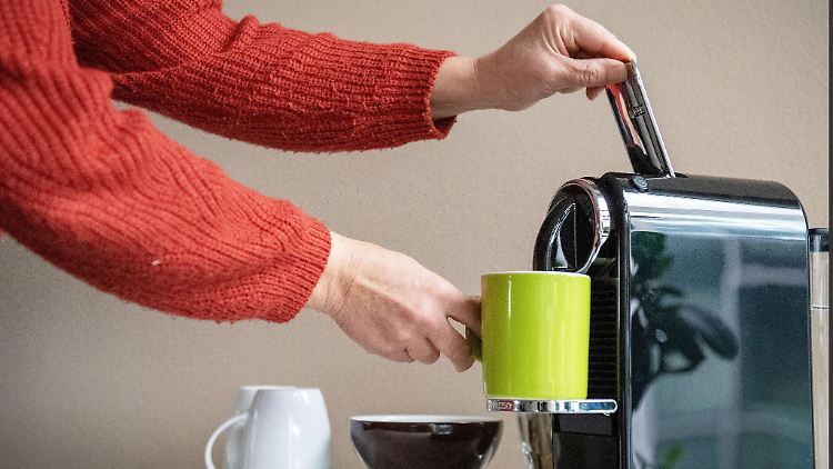 Wer Kaffee liebt, sollte bei der Wahl der Kaffeemaschine nicht nur auf den Geschmack, sondern auch auf den Stromverbrauch achten. 
