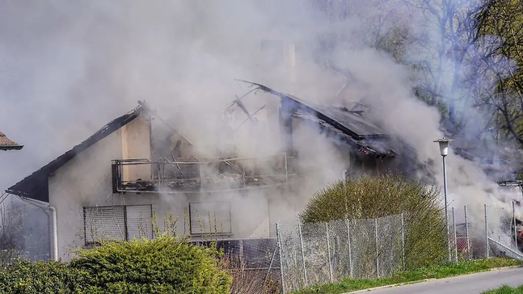 Ein-SEK-Einsatz-in-Boxberg-im-April-2022-bei-einem-Mann-der-der-Reichsbuerger-Szene-zugerechnet-wird-eskalierte-und-sein-Haus-geriet-in-Brand