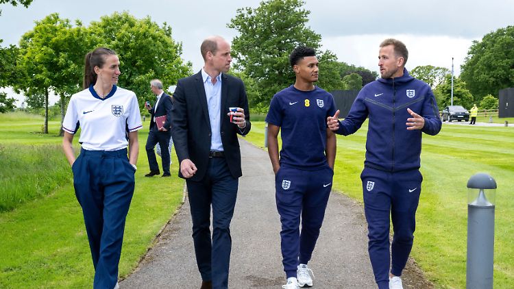Die ehemalige Nationalspielerin Jill Scott, Prinz William, Ollie Watkins und Harry Kane (v.l.n.r.) fachsimpeln über Fußball.