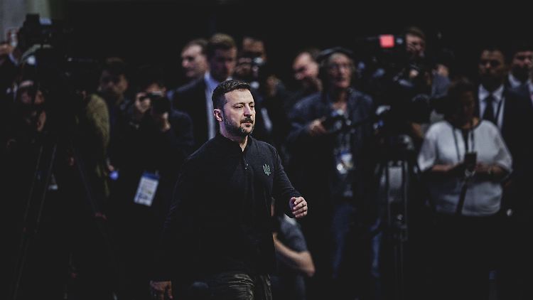 Der ukrainische Präsident Selenskyj ist derzeit auf Staatsbesuch in Berlin - hier bei der Ukraine Recovery Conference im Berliner Kongresszentrum.