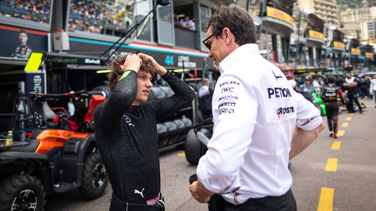 Antonelli im Gespräch mit Mercedes-Teamchef Toto Wolff.