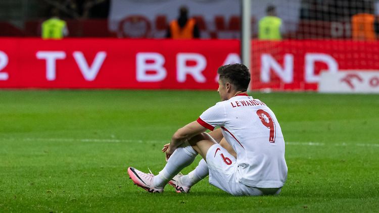 Robert Lewandowski muss um die EM bangen.