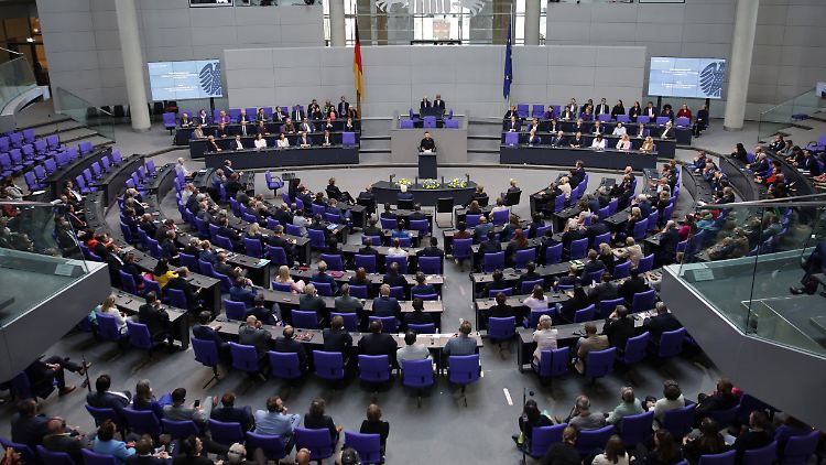 Rechts nur leere Ränge: Nur vier Abgeordnete der AfD verfolgten Selenskyjs Rede live. Die BSW-Abgeordneten bilden keine eigene Fraktion.