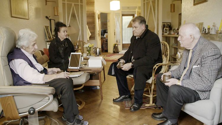 Zwei Seiten der Geschichte: In ihrer Wohnung in London sitzen Anita Lasker-Wallfisch und ihre Tochter Maya Lasker-Wallfisch Kai Höss und Hans Jürgen Höss gegenüber.