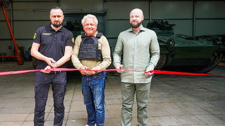 Auf einem vom Ministerium veröffentlichten Foto war auch Rheinmetall-Chef Armin Papperger (M.) in schusssicherer Weste zu sehen. 
