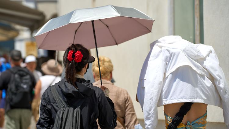 Auf Santorin können Touristen vielfach nur noch mit Sonnenschirm auf die Straße gehen. 