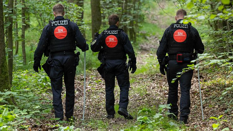 Die Leiche wurde gegen 14:30 Uhr von der Polizei in einem Wald zwischen dem Roßweiner Ortsteil Mahlitzsch und dem Döbelner Ortsteil Hermsdorf gefunden.