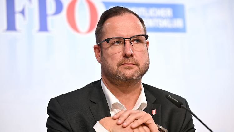 Behauptet, dass es in Europa ein Bedürfnis nach Remigration gibt: FPÖ-Generalsekretär Hafenecker.