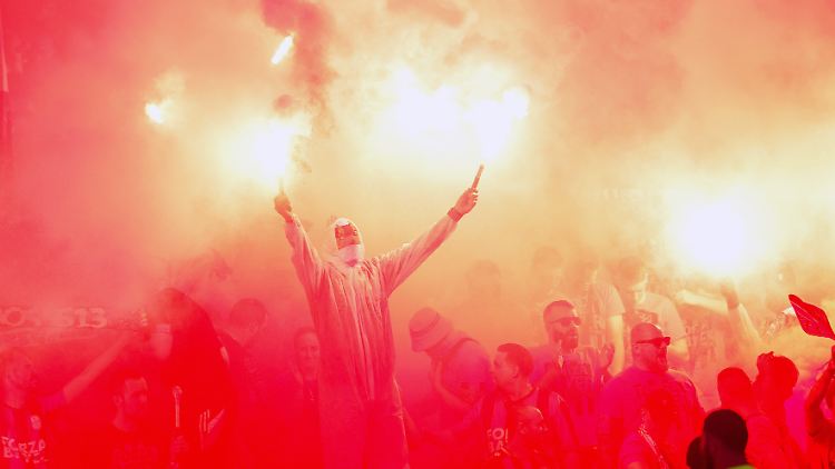 Gute Pyro, schlechte Pyro: Fans auf den Rängen dürfen zum EM-Auftakt keine Fackeln abbrennen, die UEFA für die Eröffnungszeremonie dagegen schon.