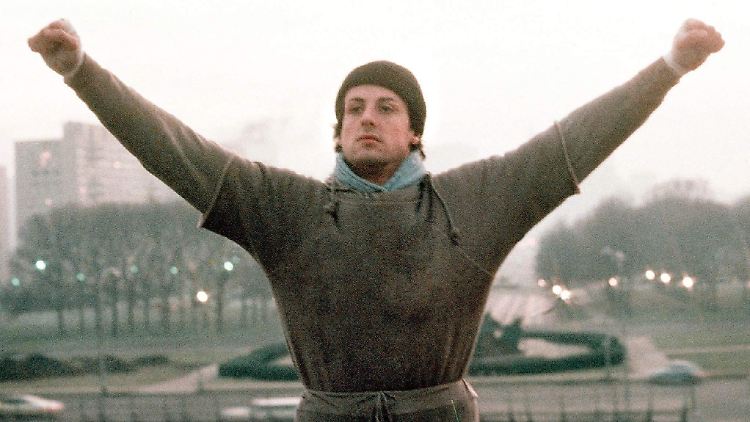 Gehört zu den ikonischen Szenen Hollywoods: Stallone alias Rocky nach dem Treppenlauf.