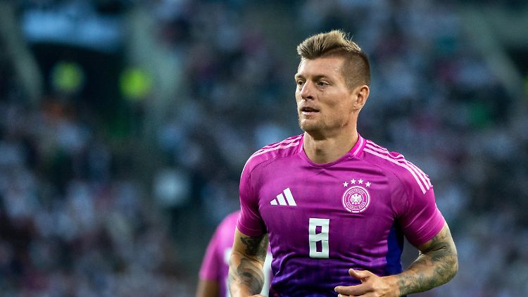 Wird in der Vorrunde schon passieren: Toni Kroos spielt in Pink.