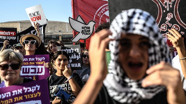 Arabische und jüdische Israelis demonstrieren in Tel Aviv gemeinsam für einen Waffenstillstand und die Freilassung aller Geiseln. Dem von den USA vorgelegten Plan, der beides ermöglichen soll, scheint die Hamas aber nicht zuzustimmen. 