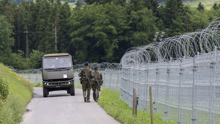 Vor dem Friedensgipfel am 15. und 16. Juni auf dem Bürgenstock in der Schweiz wurde die Hotelanlage unter anderem mit viel Stacheldraht gesichert. 