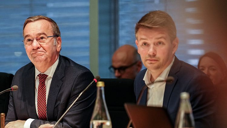 Marcus Faber (rechts) sitzt im Ausschuss neben Verteidigungsminister Boris Pistorius.