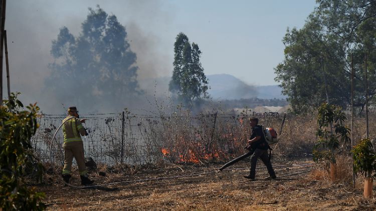 Israelische Einsatzkräfte versuchen, nach Raketenangriffen aus dem Libanon ein Feuer auf den von Israel besetzten Golanhöhen zu löschen. 