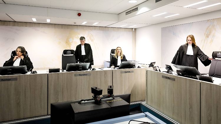 Die beiden Hauptverdächtigen und ihre sieben Mitangeklagten plädierten in dem Amsterdamer Prozess auf nicht schuldig.