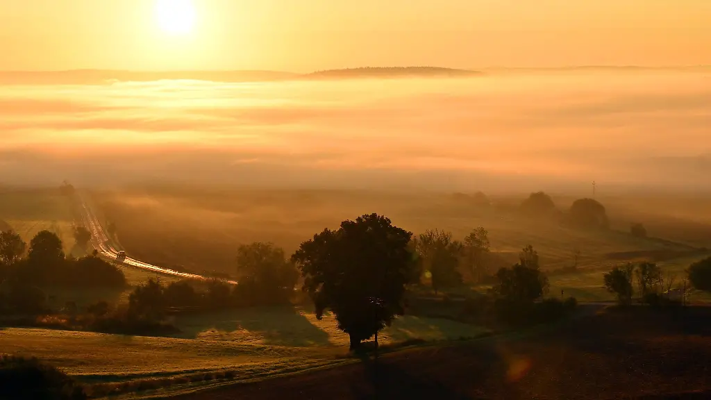 Nebel-liegt-bei-Sonnenaufgang-ueber-dem-Stausee-Hohenfelden