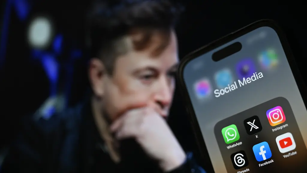 In-der-Bredouille-Musk-bestaetigte-dass-der-in-X-umbenannte-Dienst-nur-noch-etwa-halb-so-viel-Geld-mit-Werbung-erwirtschafte-als-Twitter-vor-seinem-Kauf