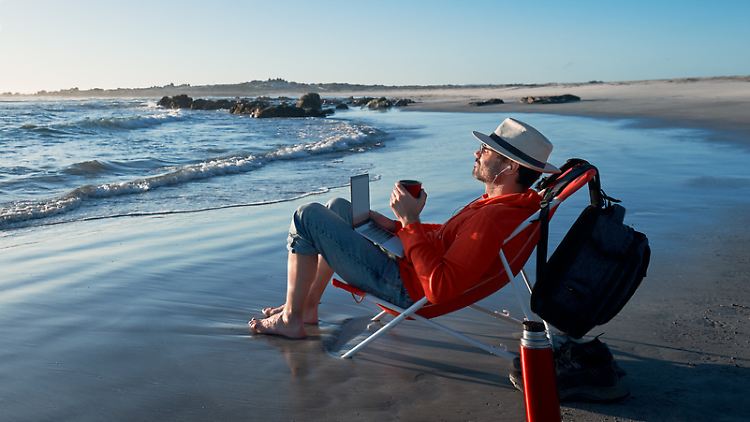 Eine bequeme Sitzgelegenheit zum Mitnehmen: Mit einem Campingstuhl wird jeder Ausflug entspannter.