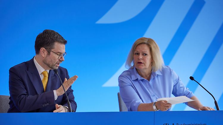 Ist die Vaterschaft erst einmal eingetragen, lässt sich dies nicht mehr korrigieren. Justizminister Buschmann und Innenministerin Faeser wollen solchen Fällen nun zuvorkommen.