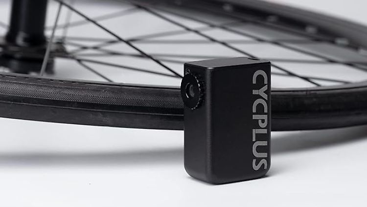 Die Mini-Luftpumpe von Cycplus pumpt Fahrradreifen schnell wieder auf und ist momentan im Angebot.