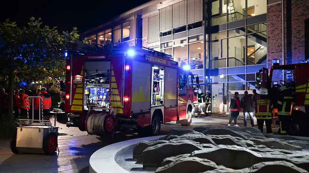 Einsatzkraefte-stehen-vor-der-Altenpflegeeinrichtung-ist-am-Dienstagabend-Brandgeruch