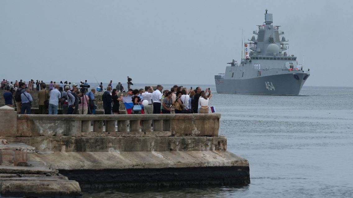 Die russische Admiral Gorschkow fährt durch die Bucht von Havanna.