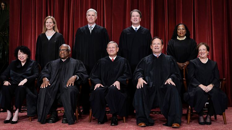 Die neun Obersten Richter. Umstritten sind insbesondere Clarence Thomas (untere Reihe, 2. von links) und Samuel Alito (untere Reihe, 2. von rechts).
