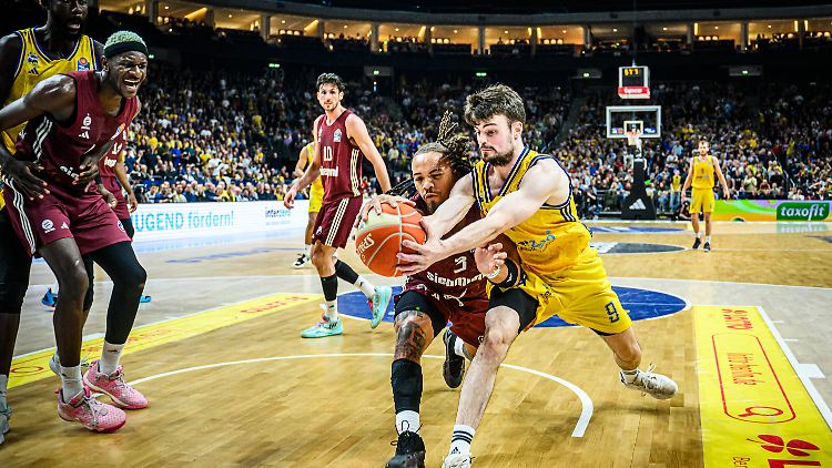 Hart umkämpfte Partie: Die Basketballer des FC Bayern gewannen das dritte Final-Spiel bei Alba Berlin.