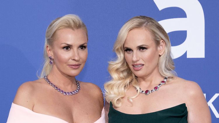 Rebel Wilson (r) und Ramona Agruma sind seit zwei Jahren liiert.
