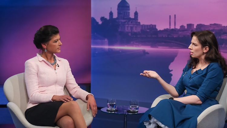 Reden über Krieg und Frieden: Die Publizistin Marina Weisband (r) und die BSW-Vorsitzende Sahra Wagenknecht