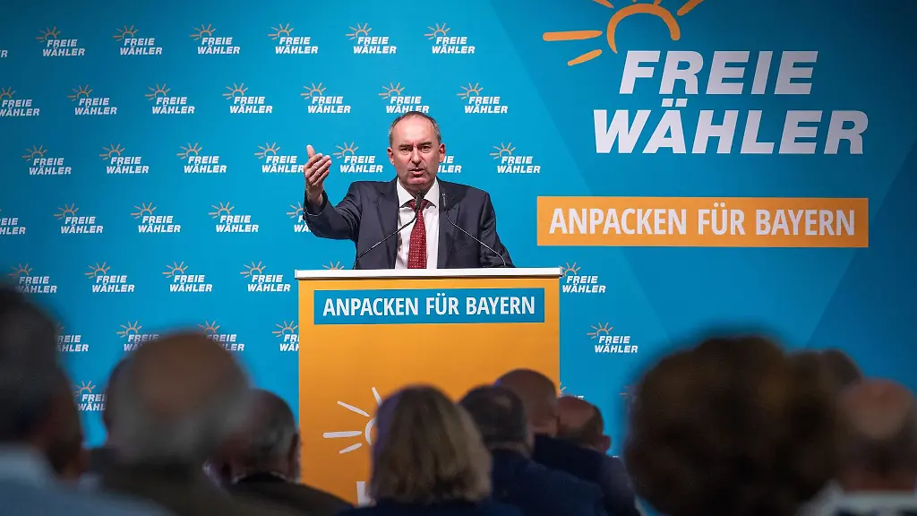 Hubert-Aiwanger-Bundesvorsitzender-der-Freien-Waehler-spricht-beim-Landesparteitag