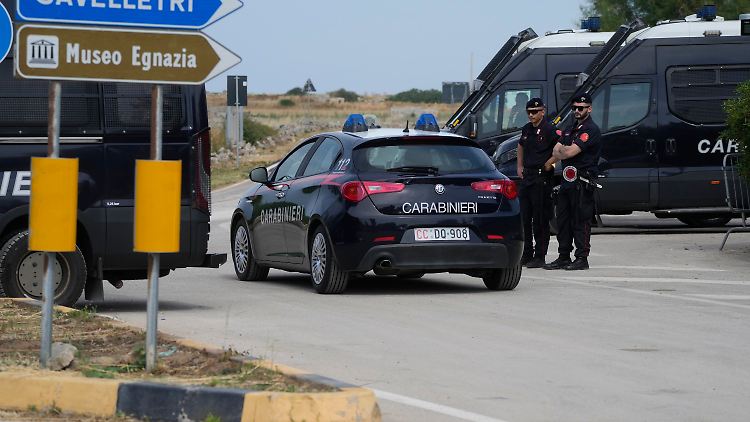 Italienische Polizisten patrouillieren an einer Straßensperre in der Nähe von Borgo Egnazia, dem Austragungsort des diesjährigen G7-Gipfels. 