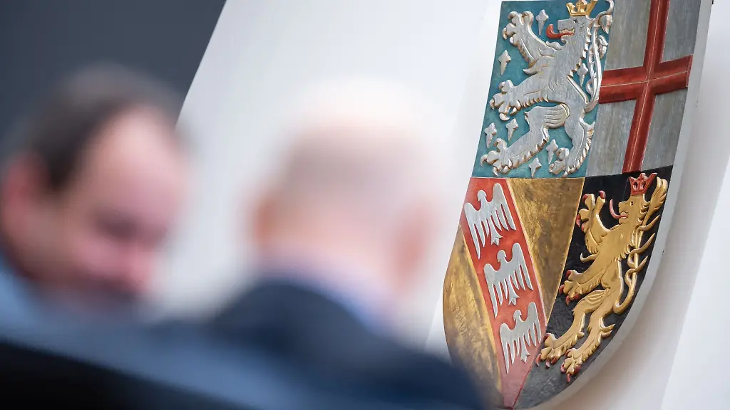 Das-Wappen-des-Saarlandes-haengt-im-Plenarsaal-des-saarlaendischen-Landtags