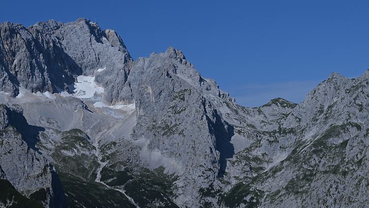 Geröll und Schneereste liegen auf dem Höllentalferner unterhalb der Zugspitze im bayerischen Grainau.