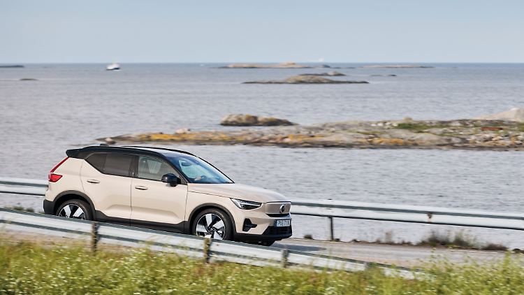 Auch nach Jahren ist der 40ger noch hübsch anzusehen. Die Nomenklatur entspricht jetzt dem von Volvo neu eingeführten Prinzip. Aus XC wird nun EX40. Die Verbrenner-Varianten bleiben allerdings vorerst bei der alten Bezeichnung.